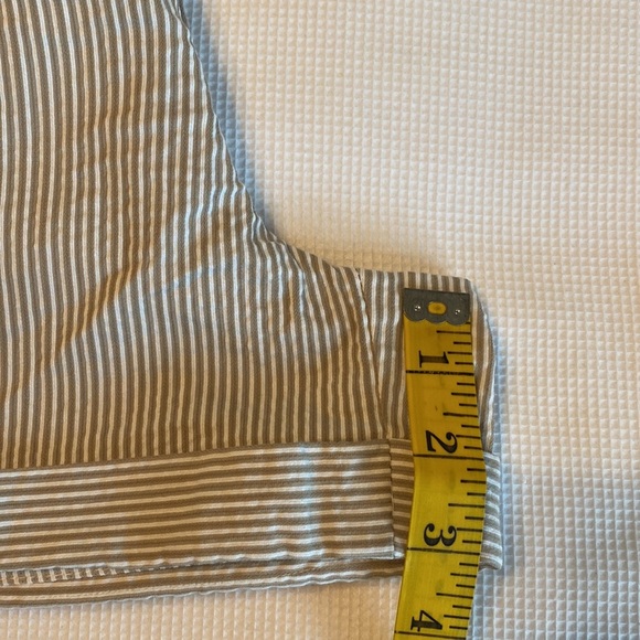 Bebe Woman’s Striped Shorts Size 2 - Picture 10 of 12